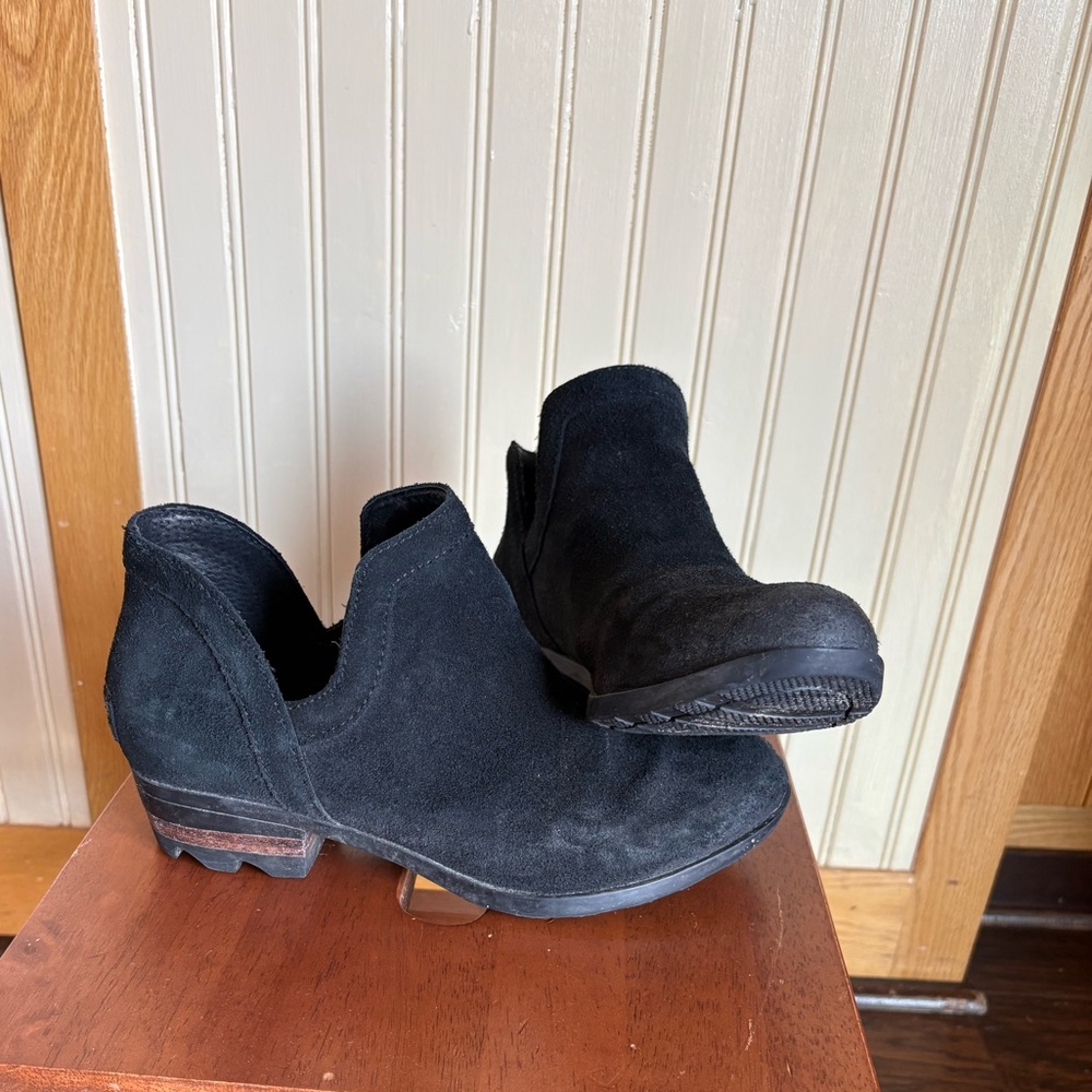 SOREL black suede ankle boots size 8